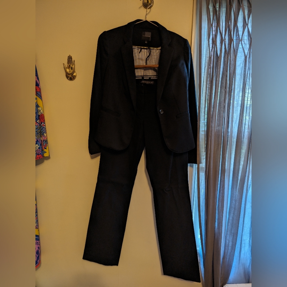 Black one button suit sz S Limited